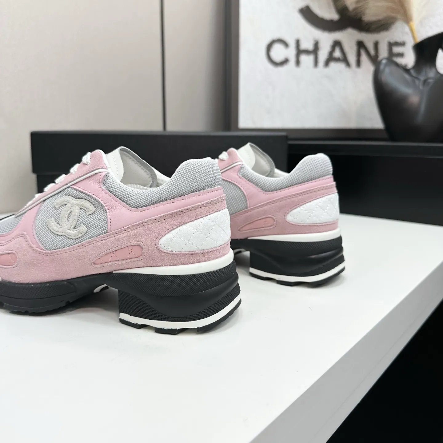 👟👟Ex-factory price 640👟👟Chanel Panda Shoes! 2025 counter's top casual sports shoes. This classic design; the upper is electro-embroidered with a variety of techniques; the outsole is fashionable and sporty; the unusual inclusion of a variety of color matching elements... The diversified mix and match is very good-looking and versatile, and can be used for leisure, fashion, sports, and outdoor... ꫛꫀꪝ Go➫ Materials: ❶Upper made of: original imported first-layer silk cowhide + original waterproof cloth + original first-layer cowhide ❷Inner lining: Original Yangli+wang ❸ Outsole based on: Original TPU combination outsole Counter boutique packaging complete set for women 35–41